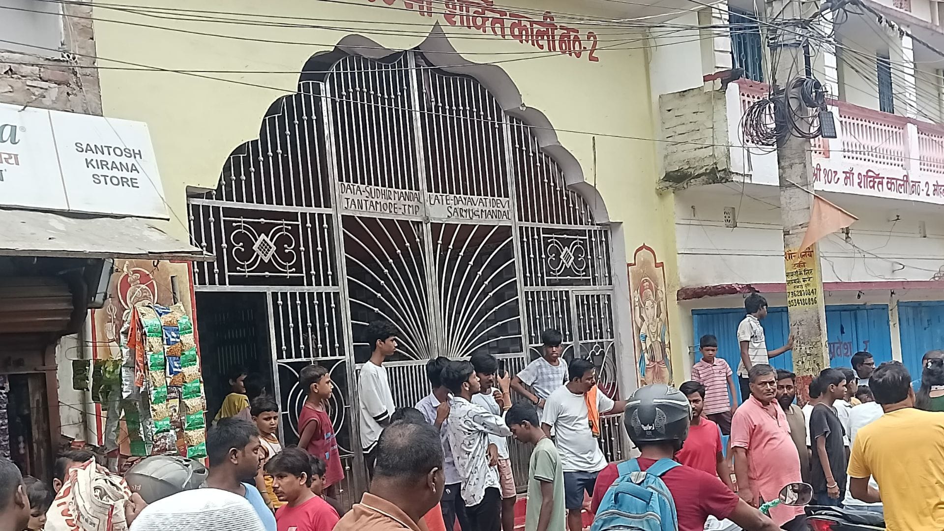 मंदिर के बाहर जुटी भीड़