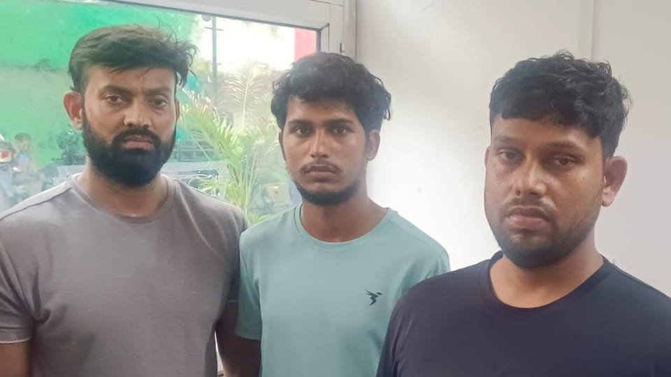 Kanpur: Ran over the inspector's leg with car, tore his uniform, threatened to kill him, arrested