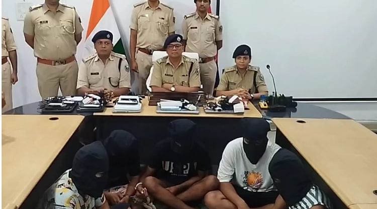 Bihar: बिहार में बैठकर अमेरिकी नागरिकों से कर रहा था ठगी, वैशाली के जंदाहा में फर्जी कॉल सेंटर का भंडाफोड़