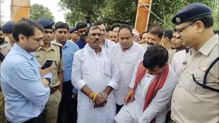 Bihar: जवैनिया गांव पहुंचे मंत्री केदार प्रसाद सड़क पर पानी को देख लौटे, लोगों ने जताई नारजागी; कही ये बात