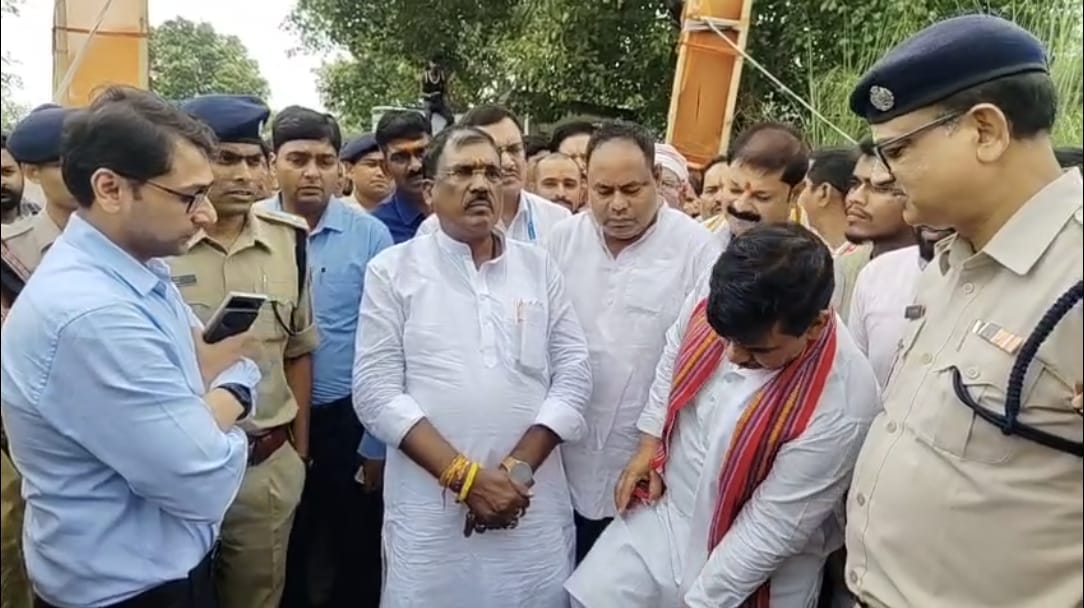 Bihar: Minister Kedar Prasad reached Jawania village and returned after seeing water on the road