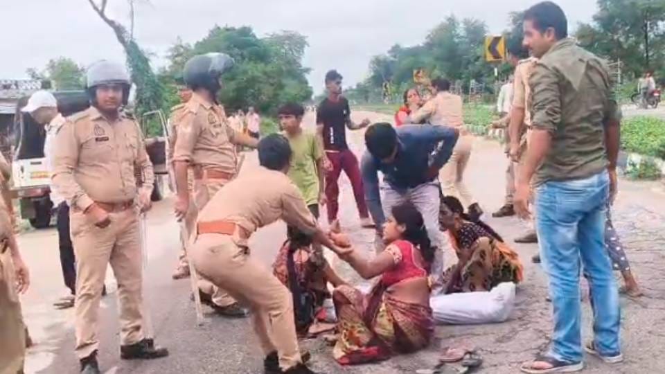 Angry family members of youth murdered in Gonda threw body from moving ambulance created ruckus on highway