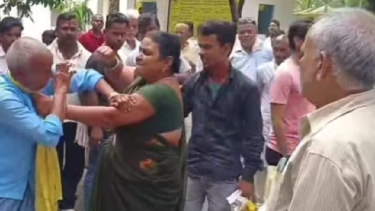 Bihar: Wife beats husband and daughter-in-law in Jehanabad DM office