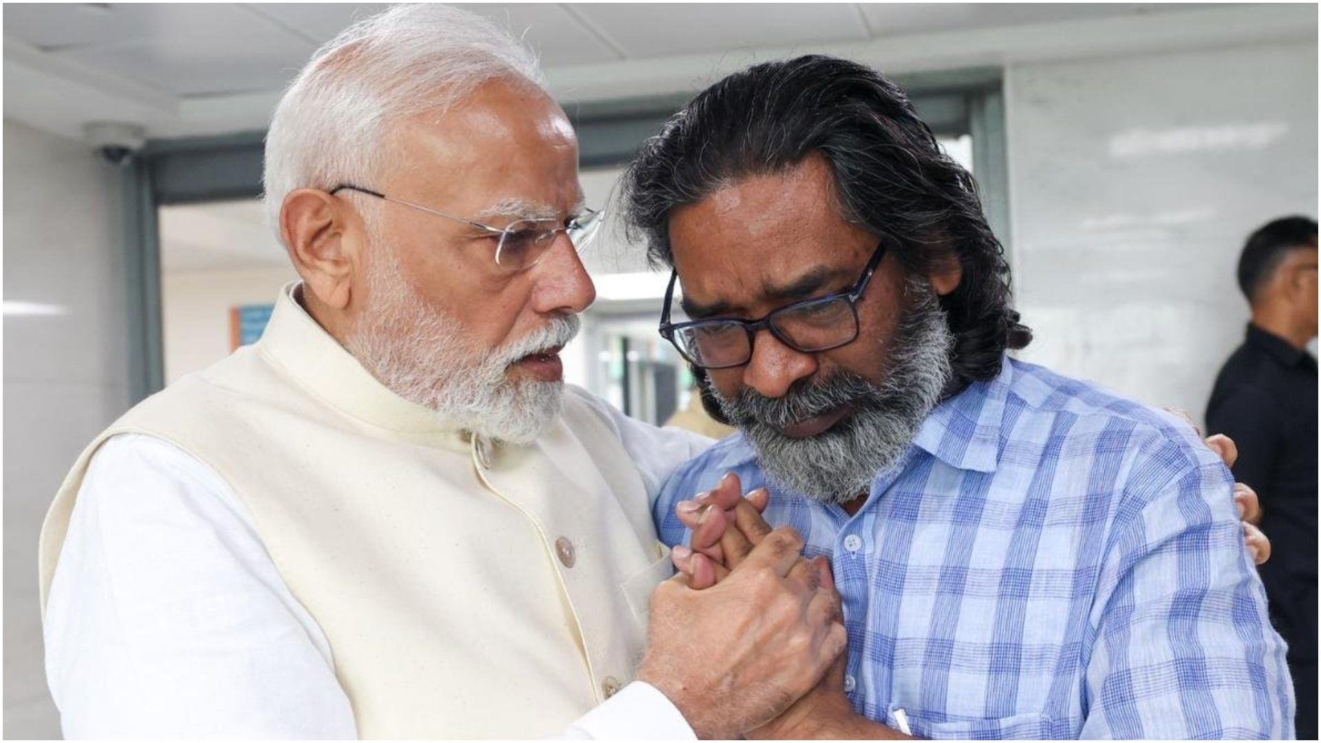 Shibu Soren Passes Away: President Murmu PM Modi paid his last respects consoled Hemant and Kalpana Soren