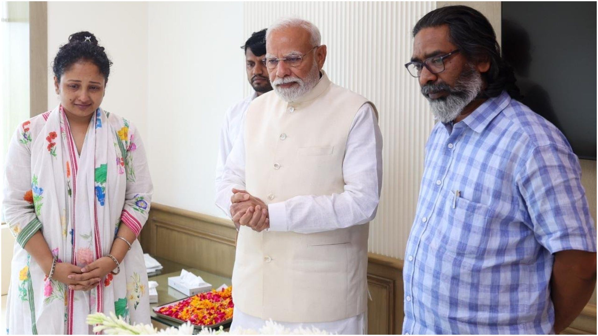 Shibu Soren Passes Away: President Murmu PM Modi paid his last respects consoled Hemant and Kalpana Soren