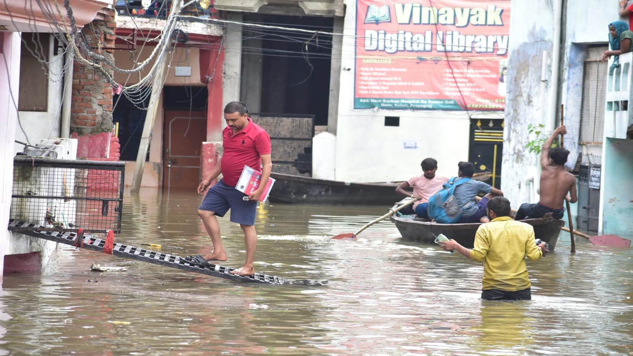 Prayagraj Flood: Monitoring of houses vacated due to flood, patrolling on boats at night, two teams