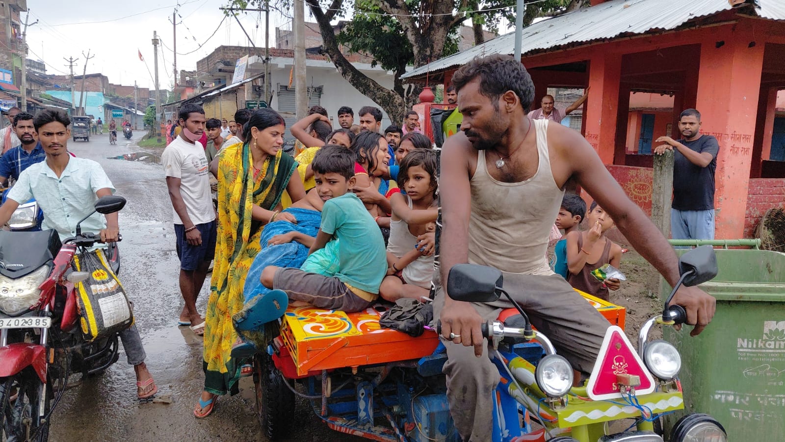 रोते बिलखते परिजन