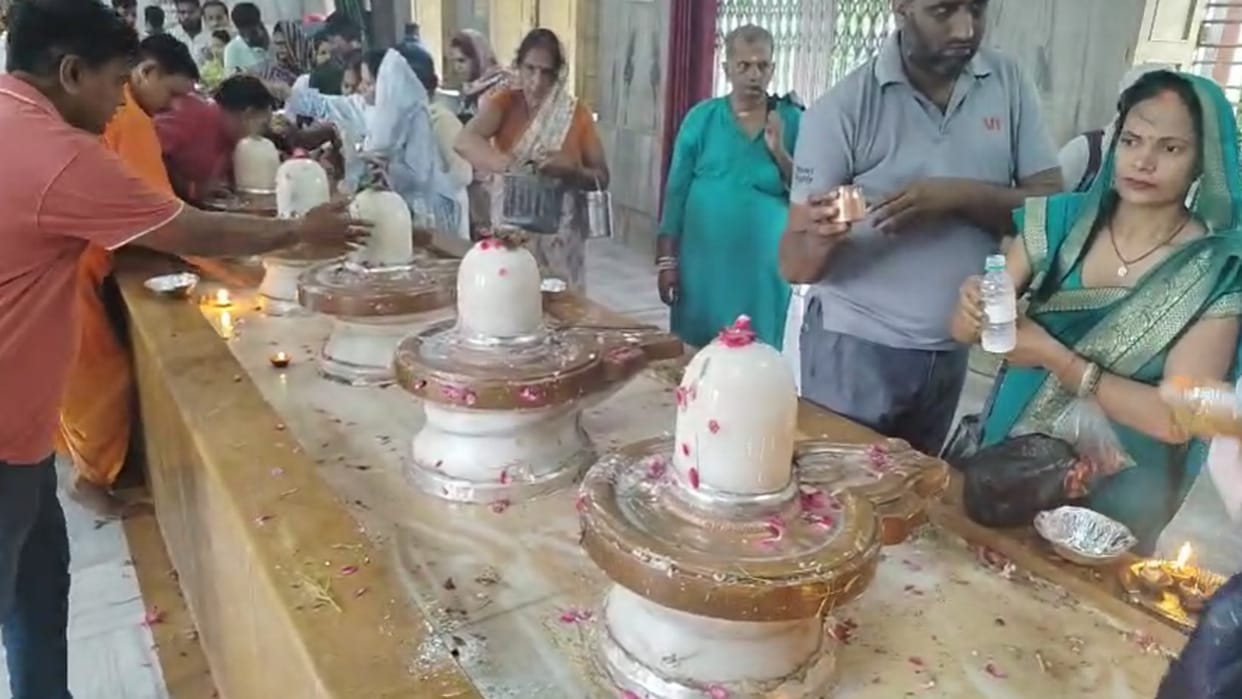 Cheers resonated on the last Monday of Sawan, long queue of devotees at Mankameshwar temple
