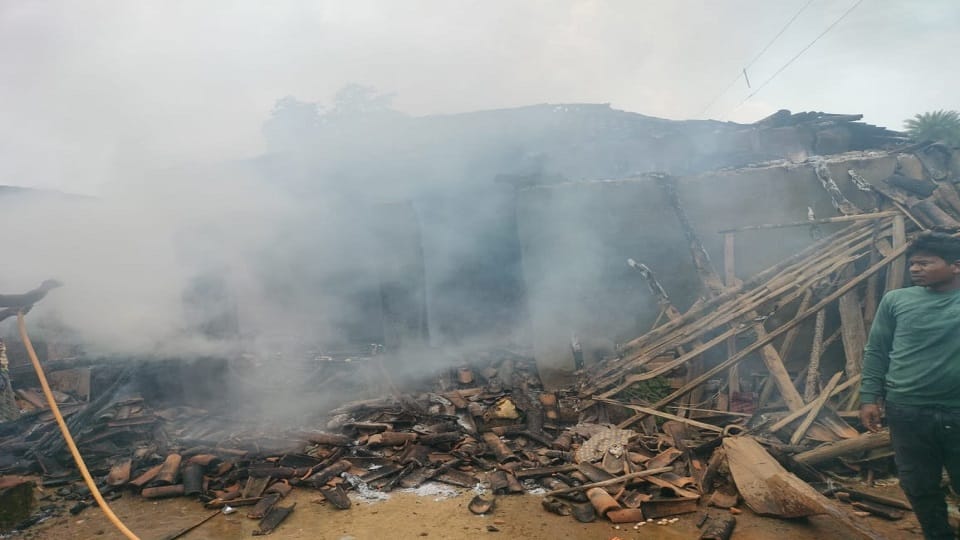 Youth rampage in Jashpur Drunk Ganesh set his two houses on fire after not getting onions
