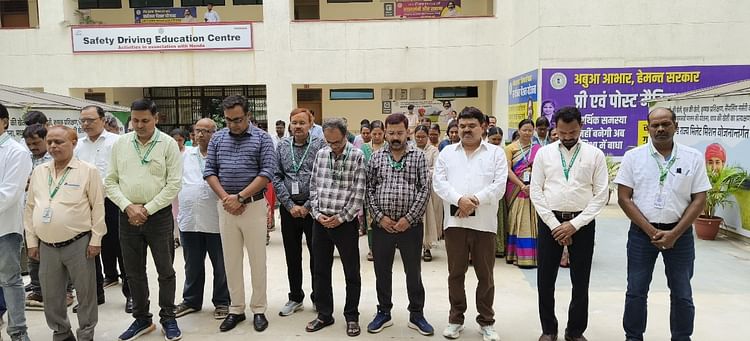 शिबू सोरेन निधन: रांची के अधिकतर स्कूल पांच अगस्त को रहेंगे बंद, सरकारी कार्यालयों में दी गई श्रद्धांजलि