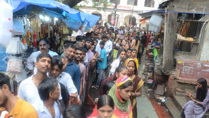 Kanpur: Even after the rain, crowd of devotees gathered in the Shiva temples on the last Monday of Sawan