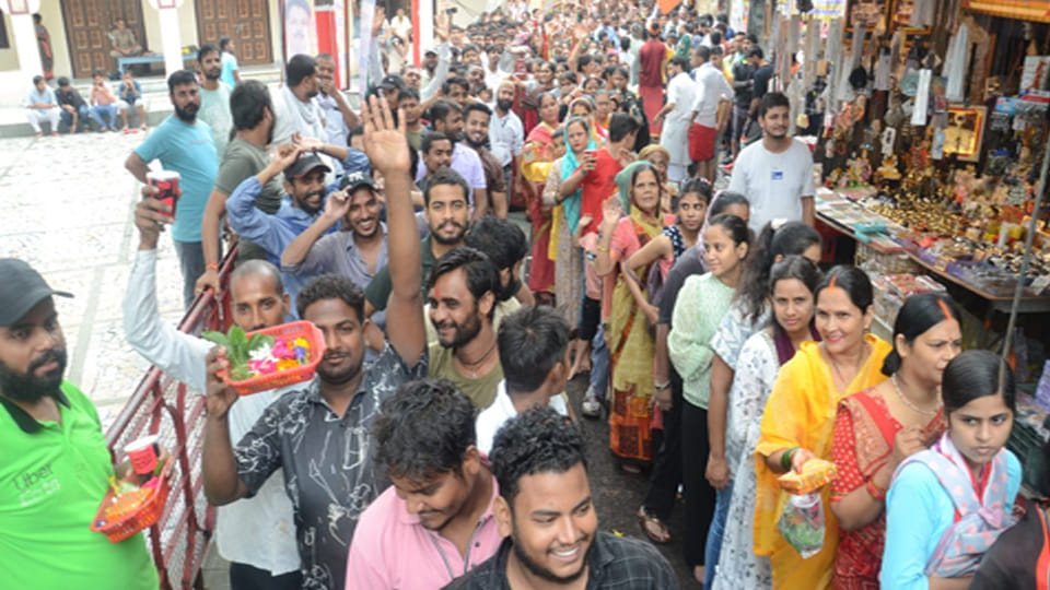 Kanpur: Even after the rain, crowd of devotees gathered in the Shiva temples on the last Monday of Sawan
