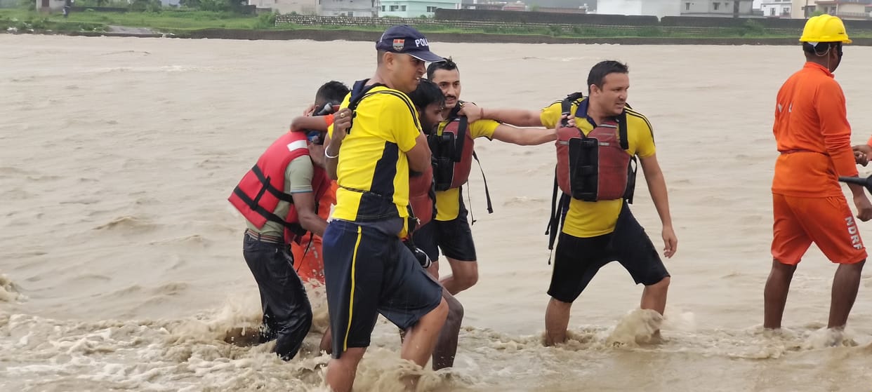 Heavy Rain in Uttarakhand SDRF rescued three people trapped in  strong current of river in Prem Nagar Dehradun