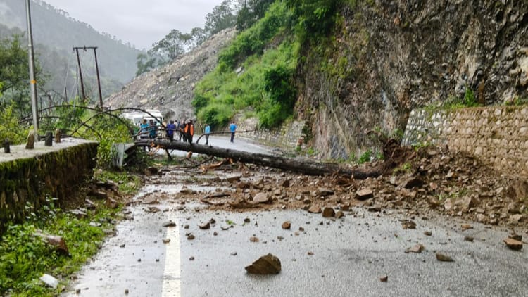 Uttarakhand Weather: यमुनोत्री और गंगोत्री हाईवे जगह-जगह बंद, प्रदेश में 59 सड़कें भी अवरुद्ध, उफनाए नदी-नाले