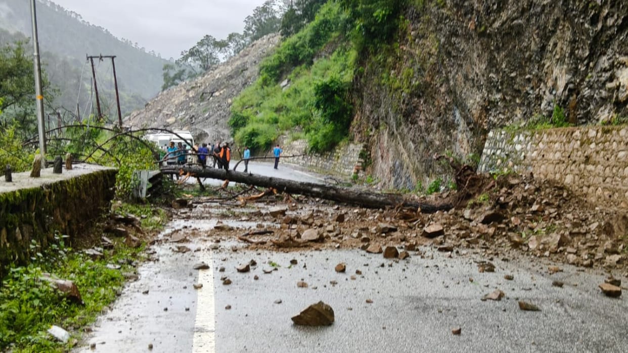 Yamunotri-Gangotri highway closed at many places heavy rains increased water level of rivers Uttarakhand news