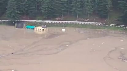 Cloud burst in Uttarkashi Hotels houses and shops swept away in flood four dead 70 missing