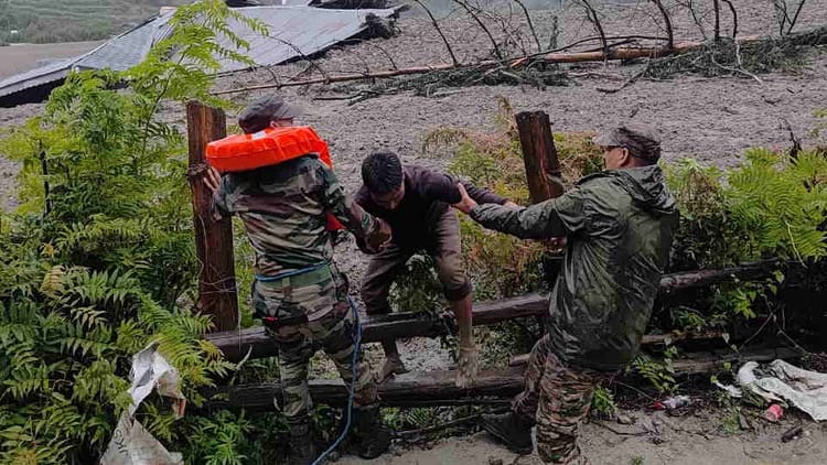 Uttarkashi Flood: देवदूत बने सेना के जवान...बाढ़ और मलबे के बीच ऐसे बचाई कई जिंदगियां, तस्वीरें