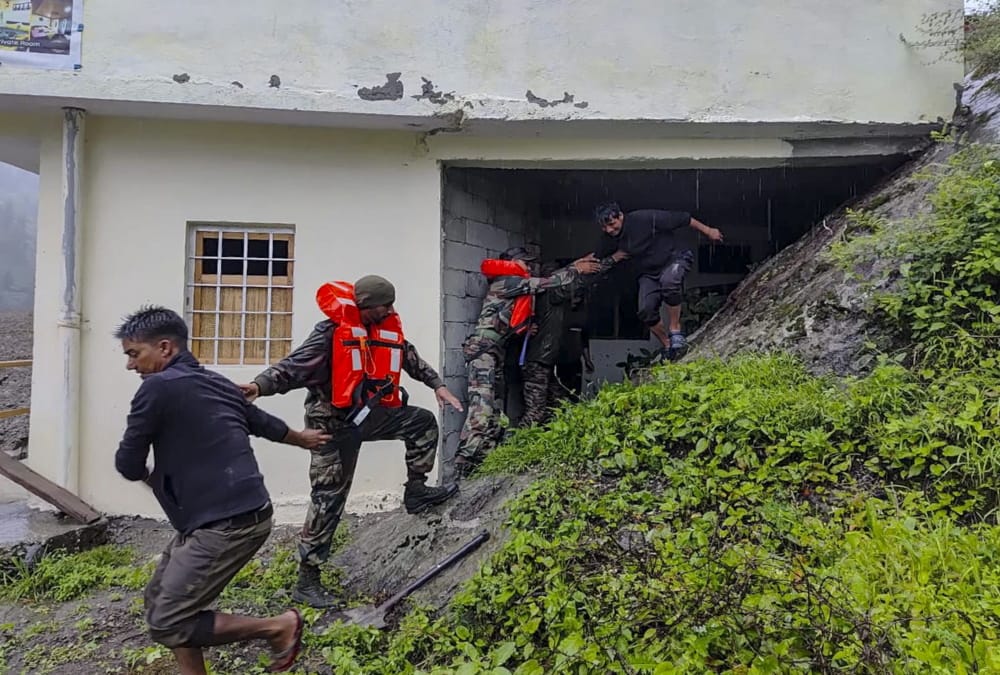 Cloud burst in Uttarkashi Hotels houses and shops swept away in flood four dead 70 missing