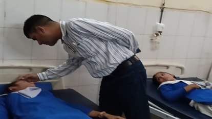 बेहोश छात्राएं अस्पताल में भर्ती