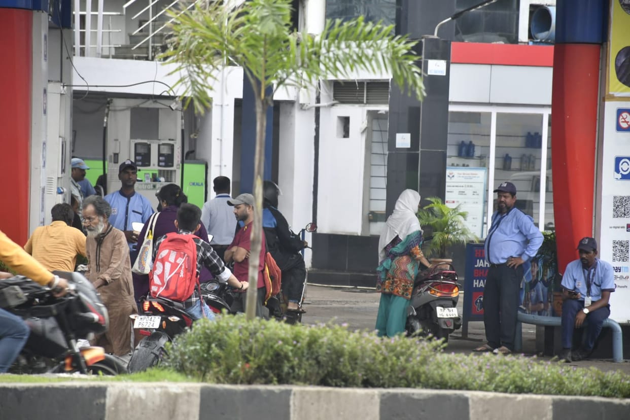 Bhopal: Pump operators in Bhopal are giving petrol without helmet, now strict action will be taken after seein