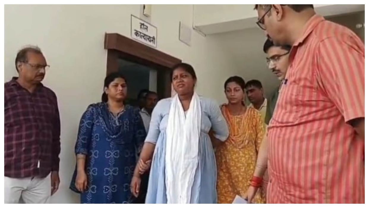 Bihar News : surveillance team arrested lady bihar police inspector and constable khagaria bihar