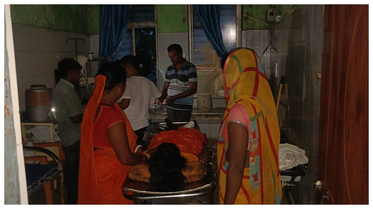 Bihar News : Treatment in the light of mobile and torch in Sadar Hospital vaishali hajipur bihar