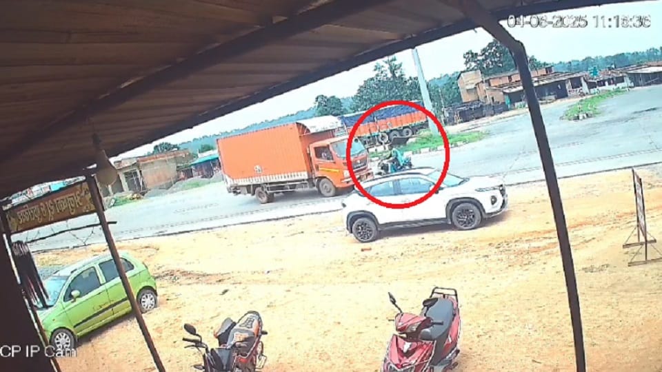 bike rider crossing the road was hit by a speeding vehicle young man died on the spot  in Korba