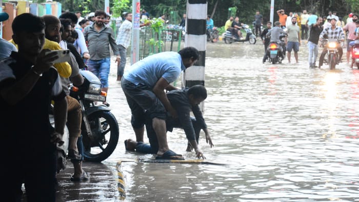 Prayagraj Flood Update: Water level in Yamuna started decreasing, speed of Ganga also stopped