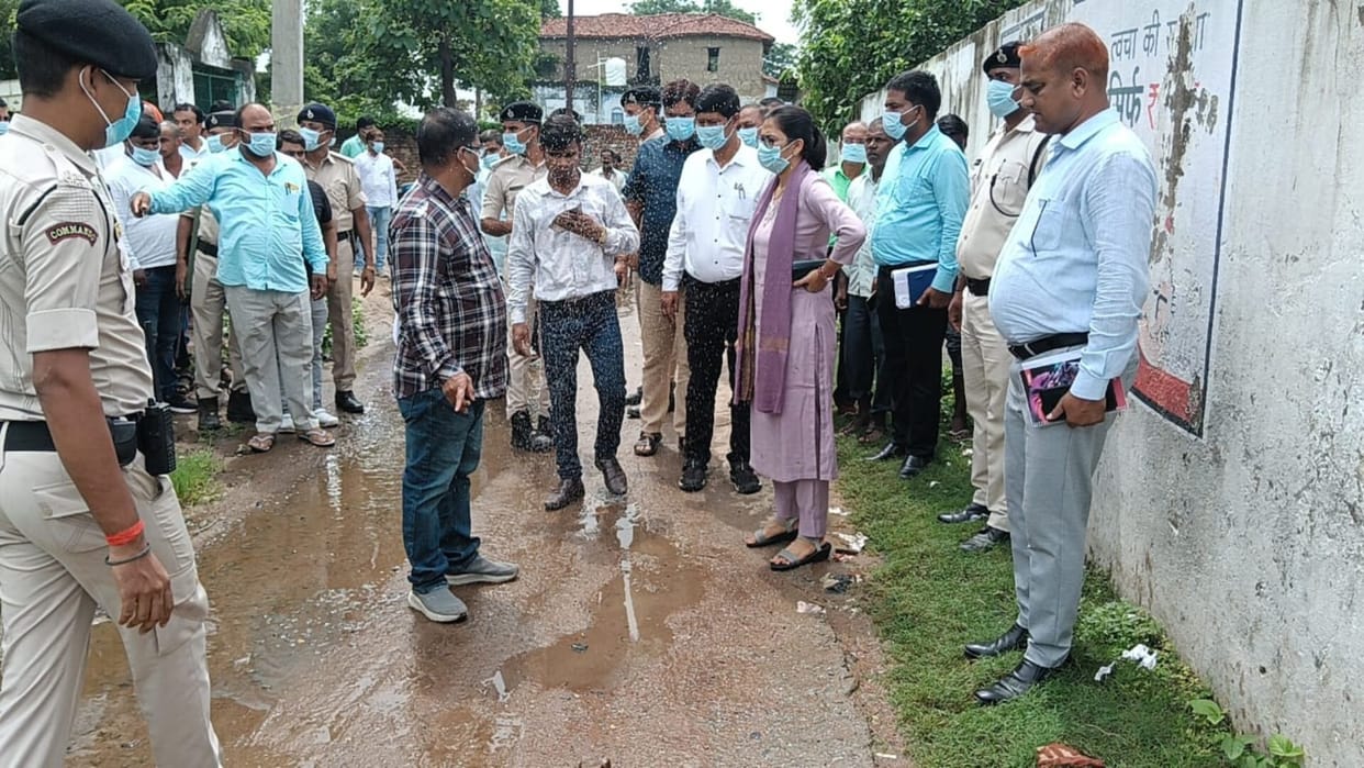 Dm Alankrita Pandey Angry On Officer After Seeing Dirt Diarrhea Havoc In Kako Jehanabad Bihar