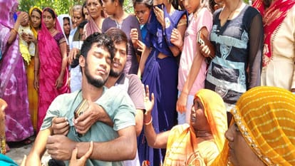 गंगा में डूब रहे युवक को बचाने के बाद जुटी भीड़।