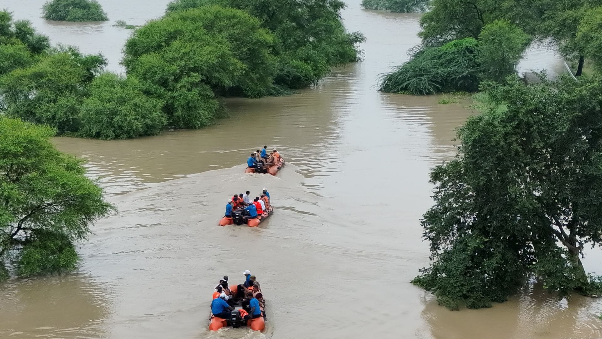 Flood in Ghazipur affected 116 villages 20 villages cut off from communication 80 schools filled with water