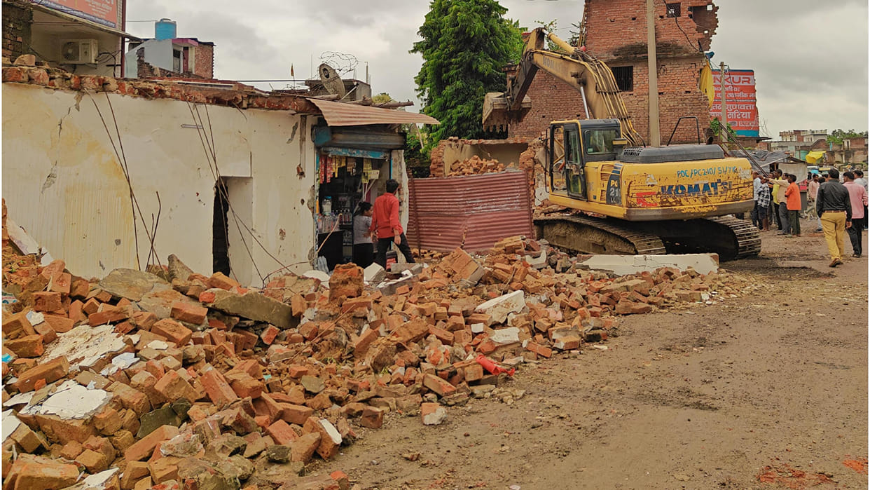In Gorakhpur, Four shops and two houses were demolished on the side of the flyover, Conflict with villagers