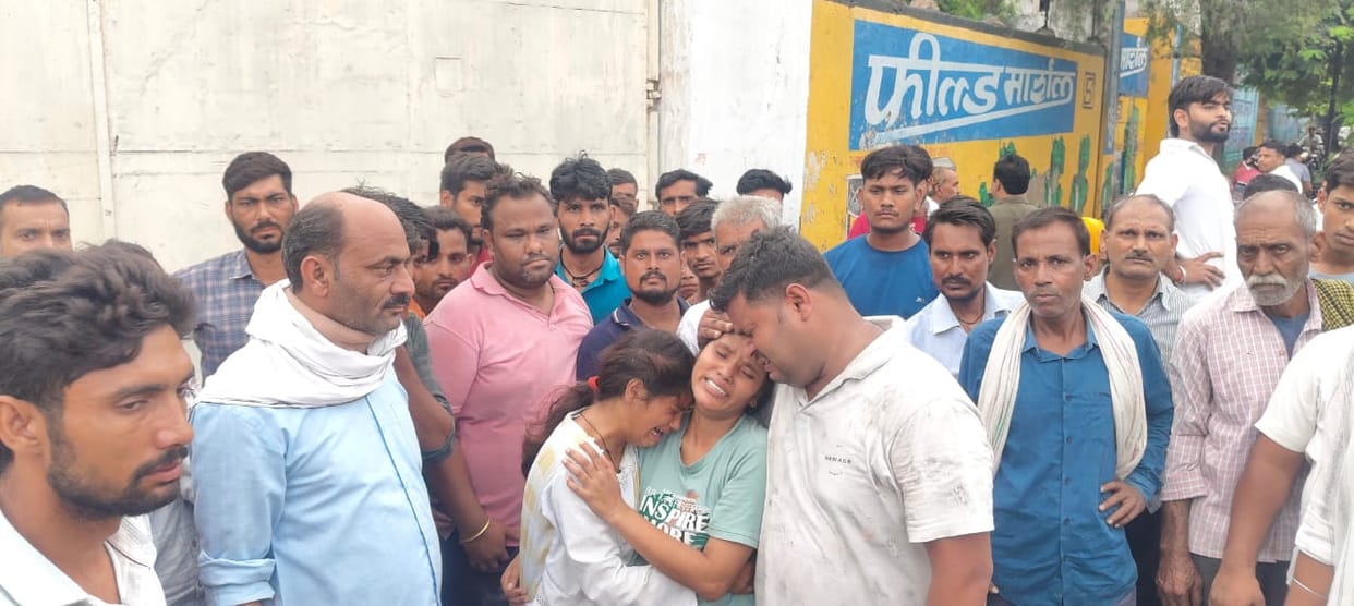 worker death trapped by machine in pipe factory in agra