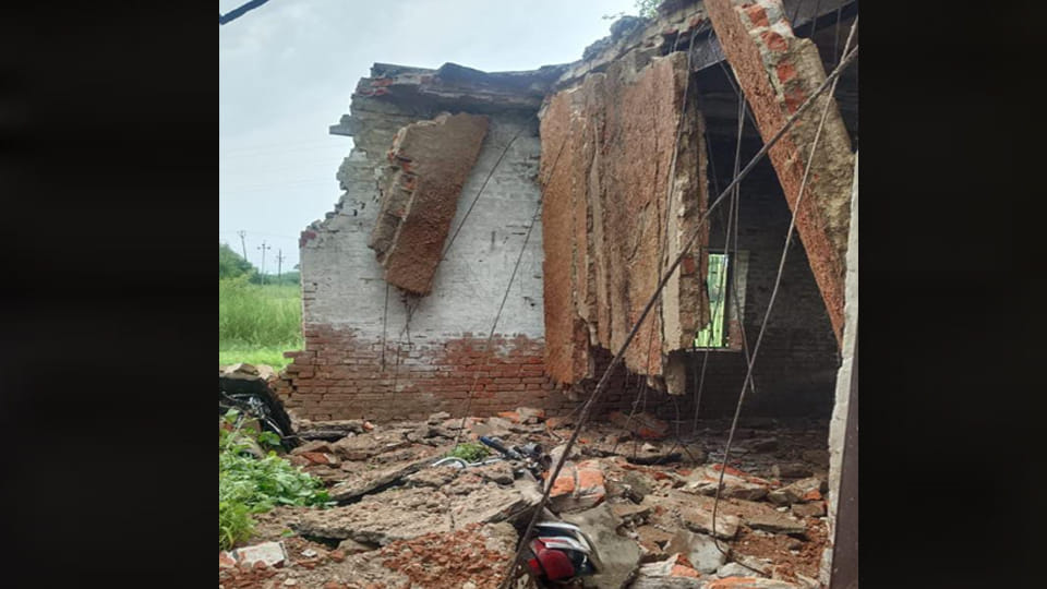 Kanpur: The wall of the Home Guard Divisional Training Center collapsed due to rain