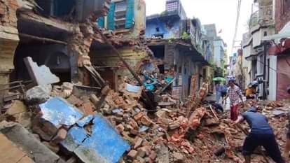 मकान का मलबा हटाते लोग