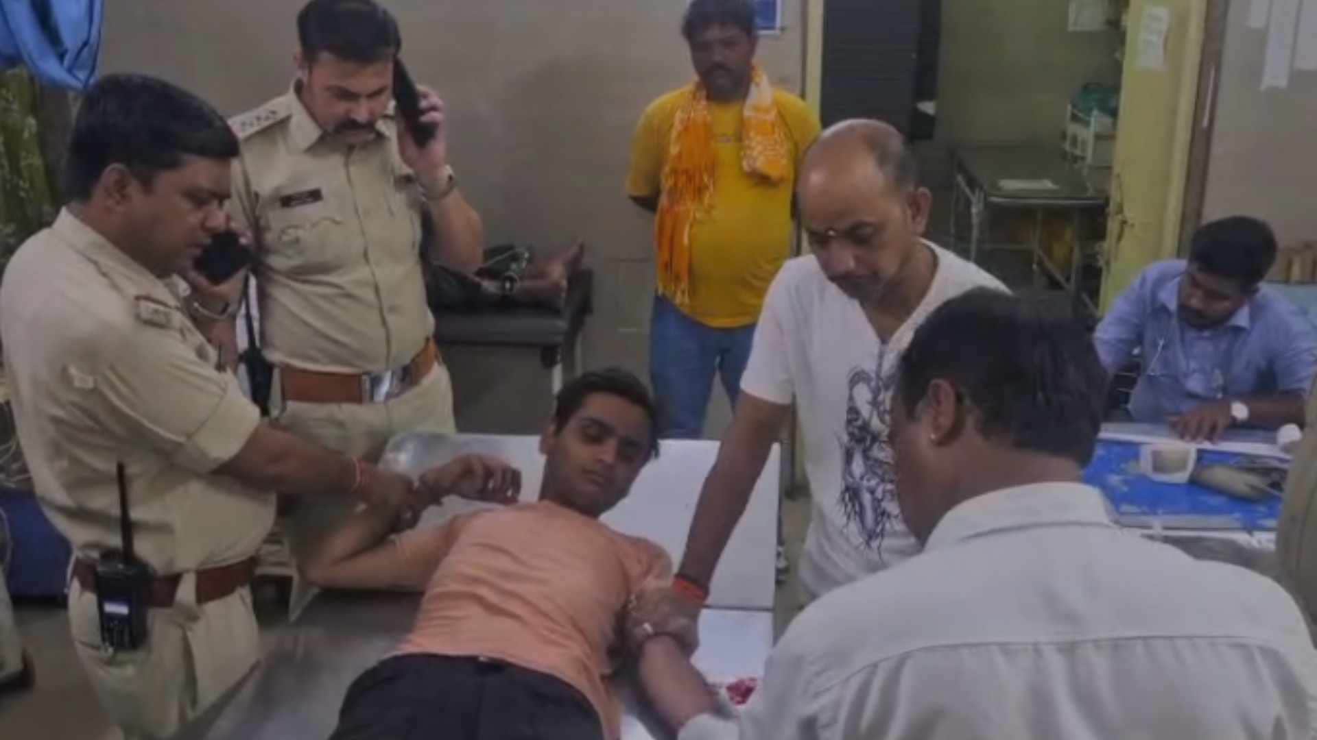 इलाज करते डॉक्टर