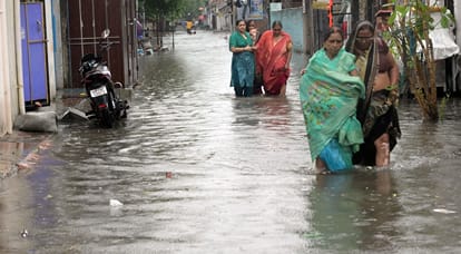 Kanpur 72 mm rain filled water in more than 100 localities power was cut for six to seven hours