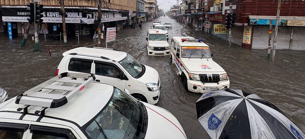 Kanpur 72 mm rain filled water in more than 100 localities power was cut for six to seven hours