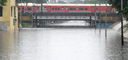 Kanpur 72 mm rain filled water in more than 100 localities power was cut for six to seven hours