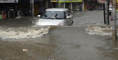 Kanpur 72 mm rain filled water in more than 100 localities power was cut for six to seven hours