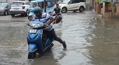 Kanpur 72 mm rain filled water in more than 100 localities power was cut for six to seven hours