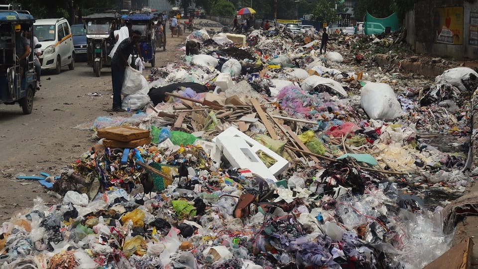 Problem of garbage in East Delhi is getting worse day by day