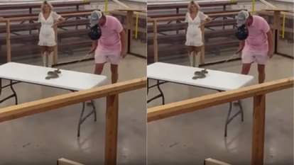 मुंह में गुब्बारा दबाकर शख्स ने सांप को उकसाया