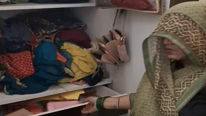 मोहल्ला गोपाल नगर में हुई दिनदहाड़े चोरी को दिखाती पीड़ित महिला