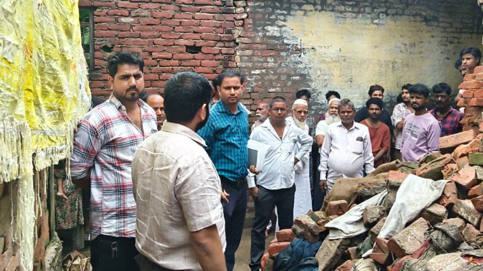 roof of kutcha hut collapsed due to rain in Barabanki young man died after being buried under debris