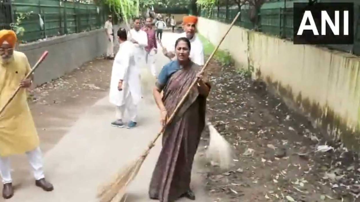 CM Rekha Gupta took part in cleanliness drive in Timarpur