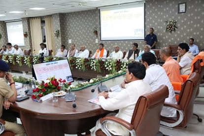 CM Yogi Reviews Development Work in Meerut, Warns Officials Over Stray Cattle Neglect and Road Accidents