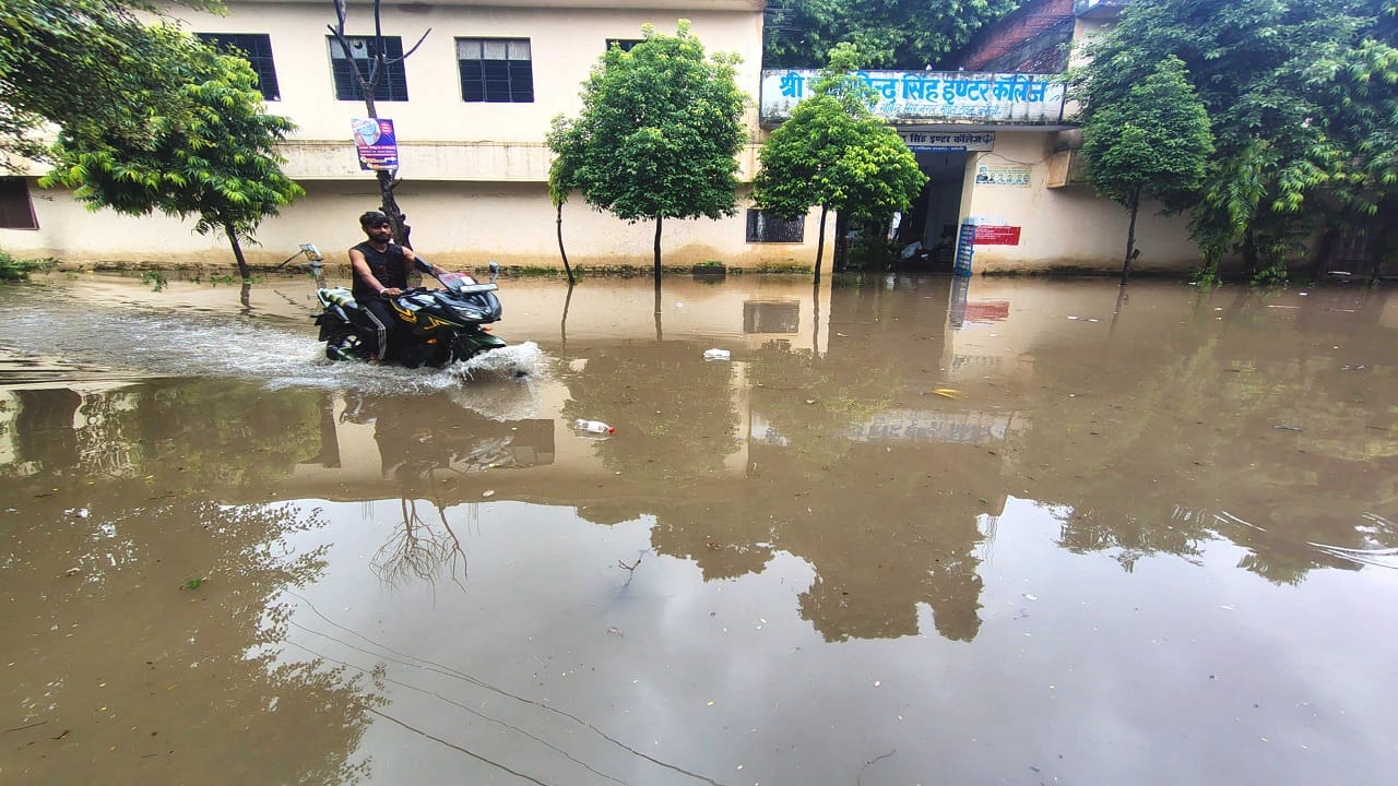 dilapidated house collapsed due to heavy rain waterlogging on the roads in Bareilly