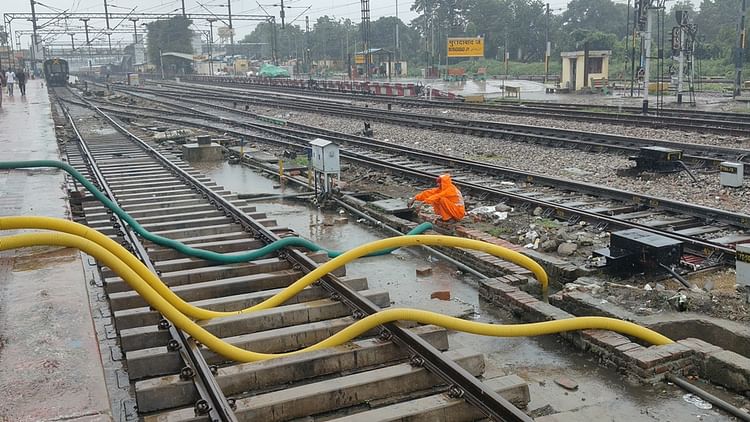 बारिश ने बढ़ाई मुसीबत: रेलवे ट्रैक पर पानी भरने से ट्रेनें प्रभावित, छह घंटे लेट पहुंची राज्य रानी एक्सप्रेस