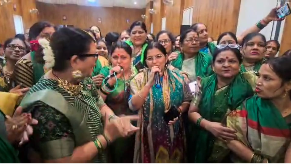 Kanpur: Hariyali Teej celebrated in Municipal Corporation, State Minister and Mayor sang songs
